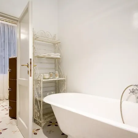 Monte Di Lenno Sleeps 8 Pool Air Con * モルトラージオ